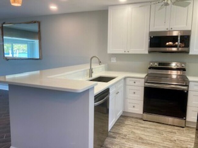 Building Photo - Waterfront condo with community pool!