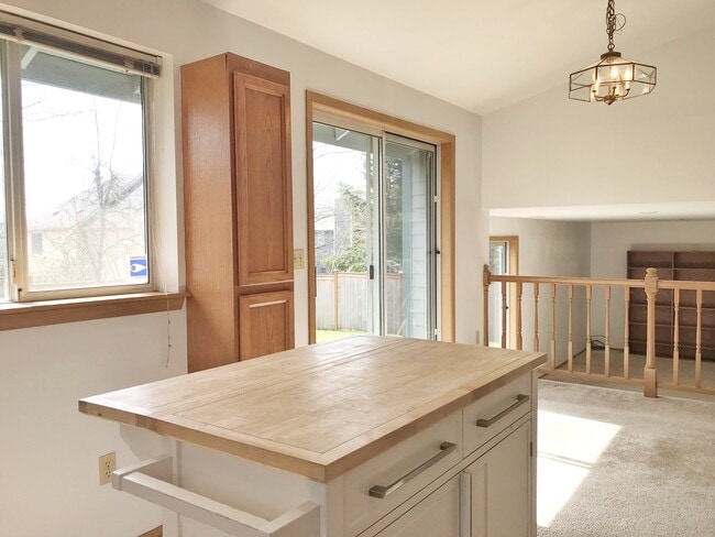 Building Photo - Great 3 bed with huge yard!