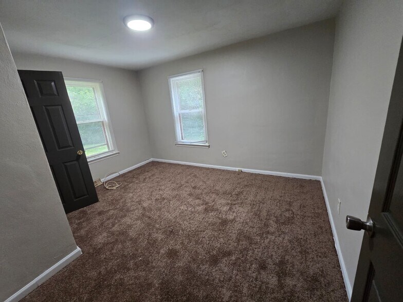 Building Photo - 9701 Green Valley Dr