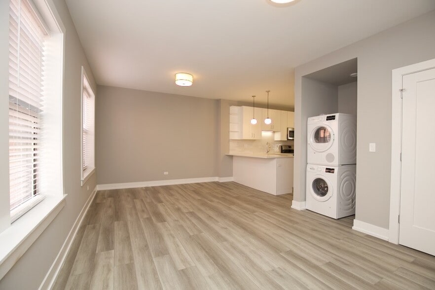 Building Photo - 3938 N Janssen Ave