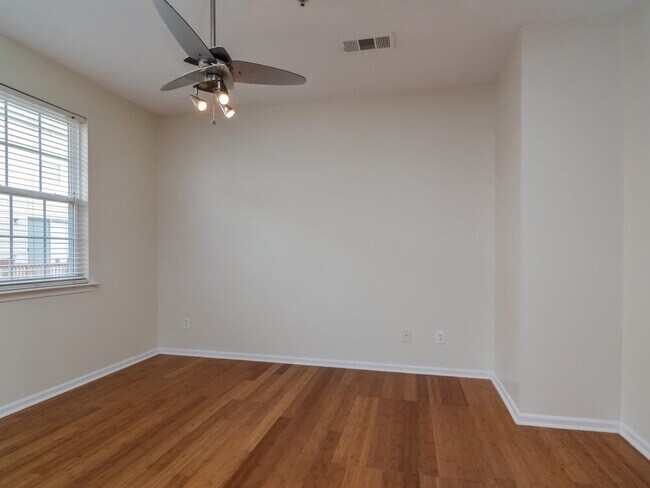 Building Photo - 142 Weatherstone Square Dr