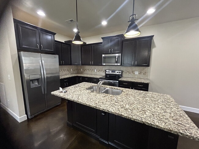 Building Photo - "Charming 3-Bed Condo in Cookeville with Granite Touches and Spacious Living!"