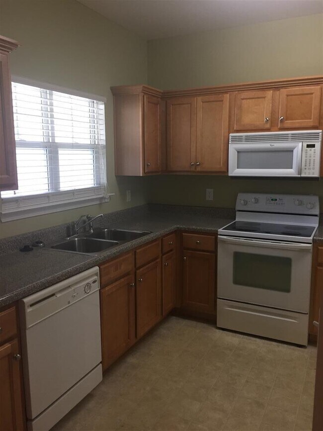 Building Photo - Large townhome near Percy Priest Lake