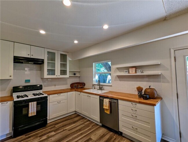 Building Photo - 812 Hill Wood Dr