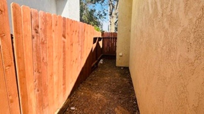 Building Photo - 633 Las Colinas St