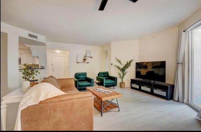 Building Photo - 802 W Windward Way