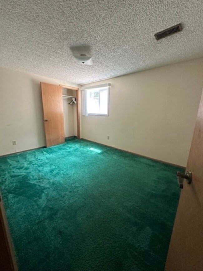 Building Photo - Large 5 Bedroom Home in Cheney