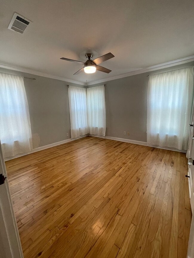 Building Photo - Beautifully updated 1948 Cottage with easy...