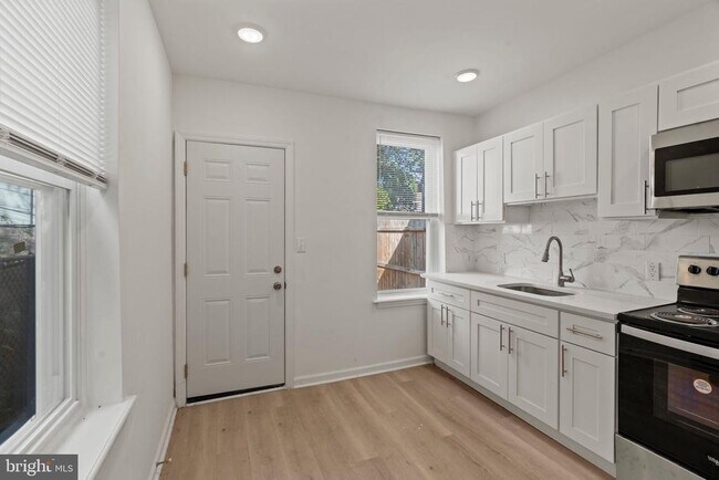 Building Photo - 19 W Seymour St