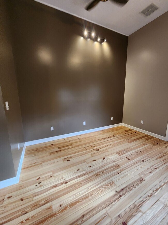 Building Photo - Modern 2 Bedroom Home For Rent