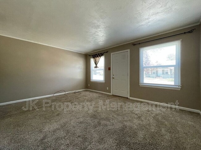 Building Photo - 208 9th St N