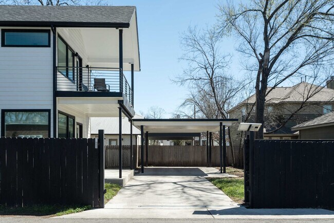 Building Photo - 5208 Evans Ave