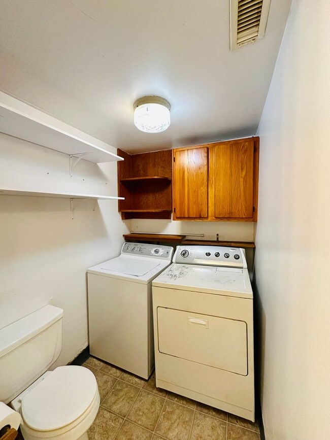 Building Photo - SEAGATE AREA - 1BD/1BA - Located just off ...