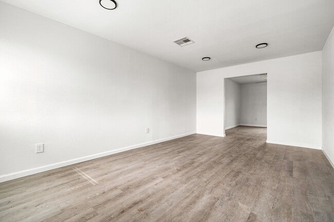 Building Photo - 404 Glenmore Dr