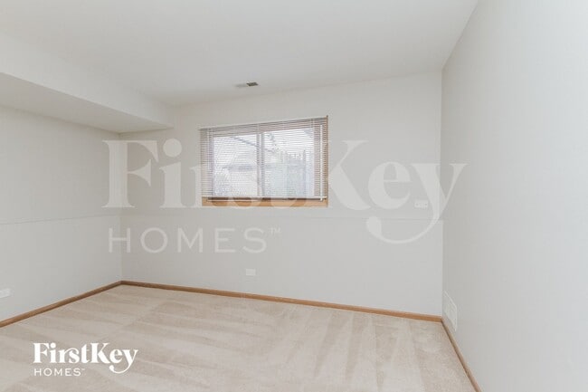 Building Photo - 753 Willow Rd