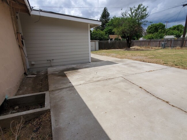 Building Photo - 1415