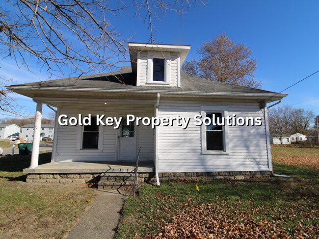 Building Photo - MUNCIE Updated 2 BR 1 BA House with New Fl...