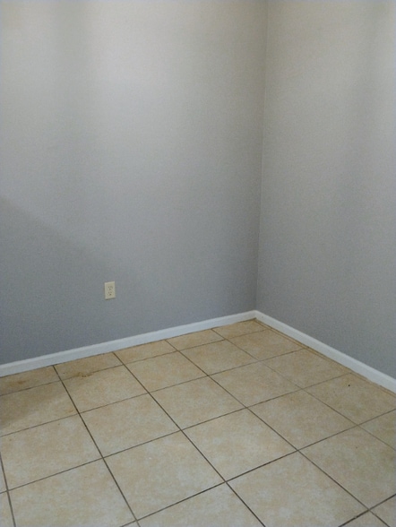 Building Photo - 1045 Manson Dr