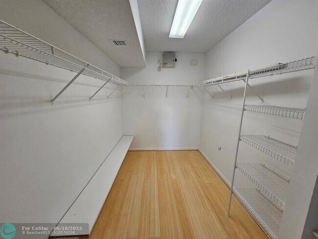 Building Photo - 9537 Weldon Cir