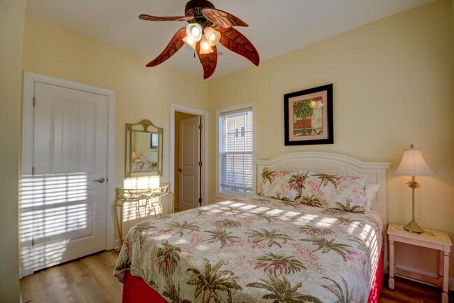 Building Photo - 5BR, 4BA Townhome - Pet Friendly with Beac...