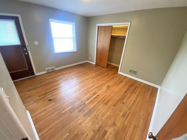 Building Photo - 1 Bedroom- Grandview Area