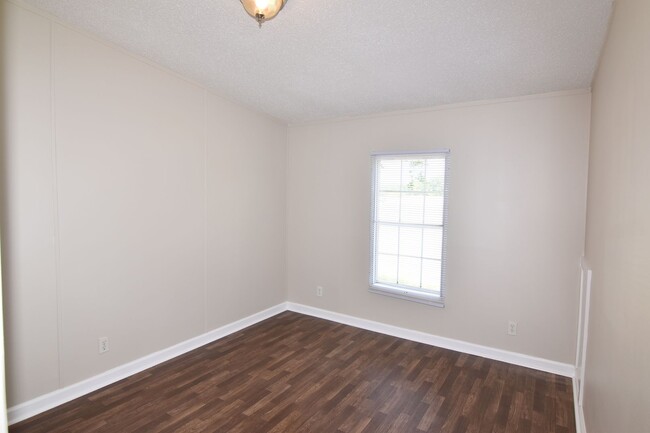Building Photo - Spacious 3-Bed, 2-Bath Manufactured Home o...