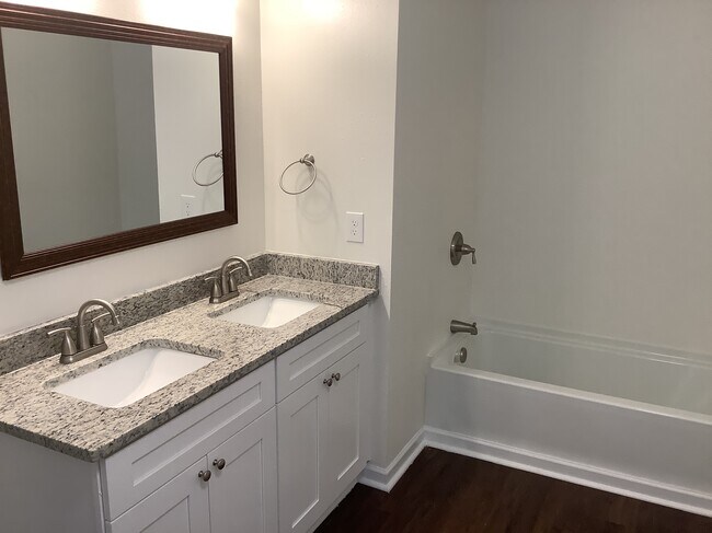 Building Photo - 6 Vista Rose Ct