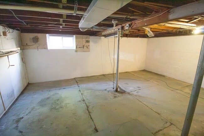 Building Photo - 2 BR 1 BA North Colonie Schools