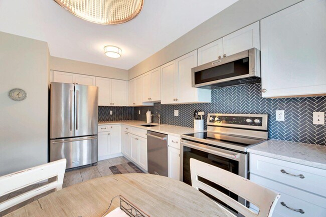 Building Photo - 2555 Youngs Ave