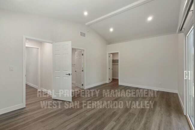 Building Photo - Beautifully Remodeled Single Family Home with Pool