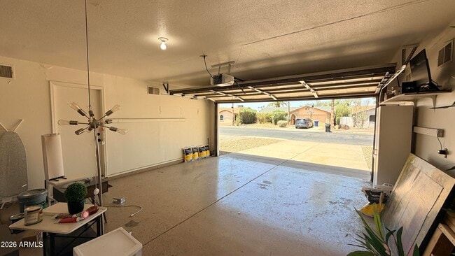 Building Photo - 2303 S Cottonwood Dr