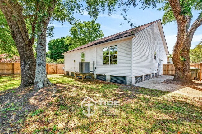 Building Photo - Modern Living in the Heart of West Ashley