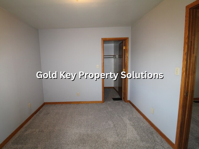 Building Photo - 3 BR 1.5 BA House with Garage and Central ...