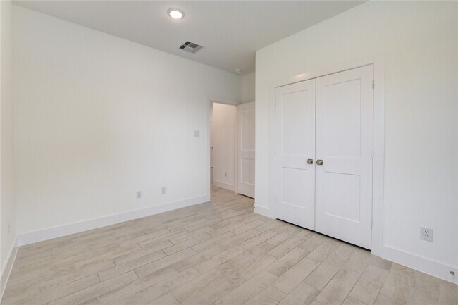 Building Photo - 18815 River Overlook Ct