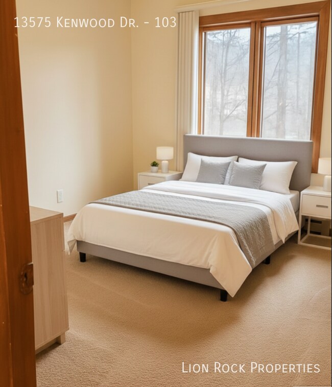 Building Photo - 13575 Kenwood Dr N