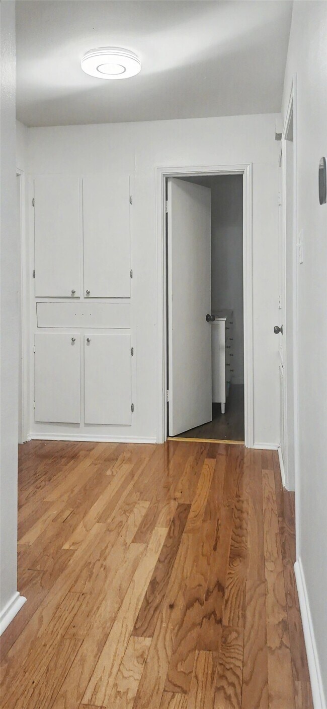 Building Photo - 12913 Trail Hollow Dr