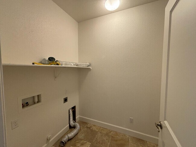 Building Photo - 402 Crimson Cir