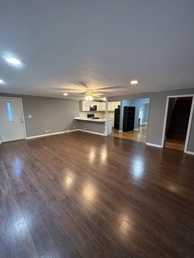 Building Photo - 3 Story Home Available Now Near Campus!