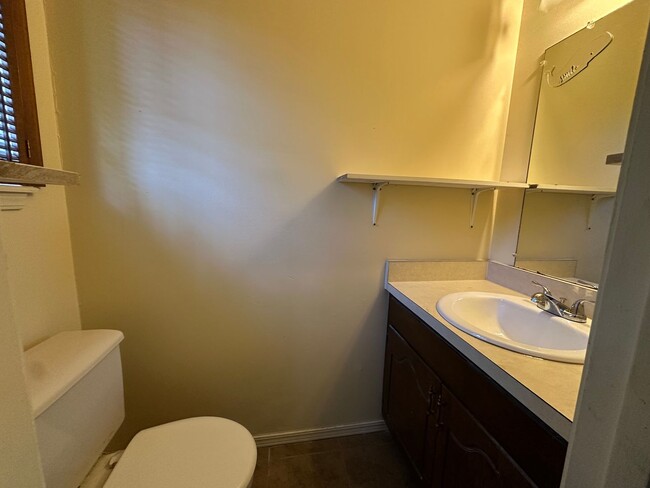 Building Photo - Introducing a charming 3-bedroom, 1.5 bath...