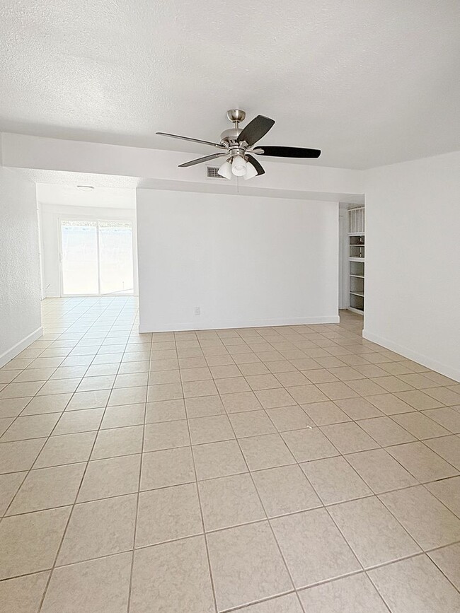Building Photo - 1405 W Princess Jeanne Dr