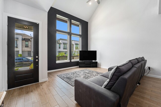 Building Photo - 16630 Lake Austin St