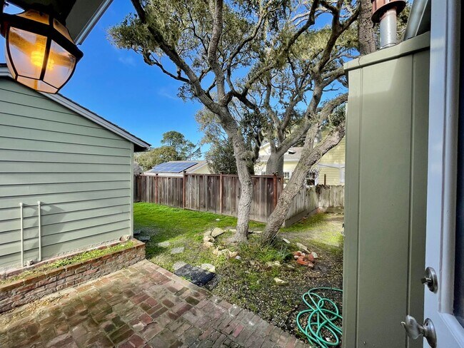 Building Photo - Adorable Two-Bedroom in the Hillcrest Area of Pacific Grove!