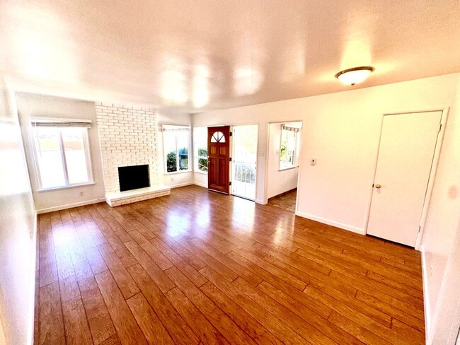 Building Photo - Charming Manhattan Beach Home with Spacious Yard – Prime Location!
