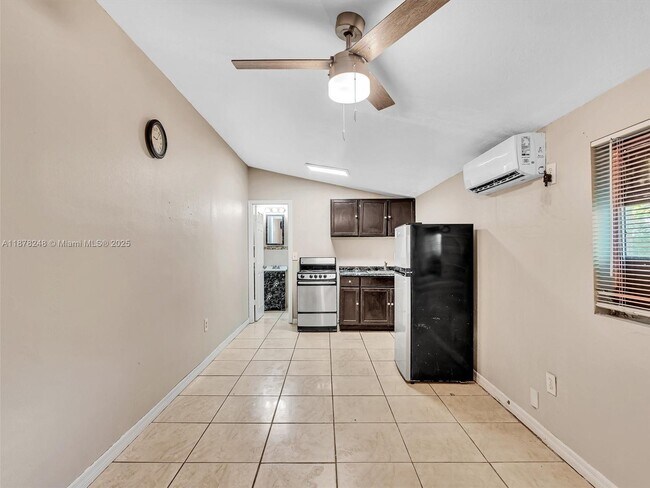 Building Photo - 365 NE 171st Terrace