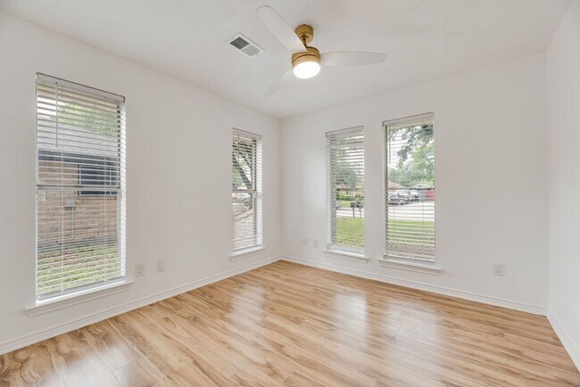 Building Photo - Spacious updated East Dallas home with open layout, flex suite, and easy access to White Rock Lake