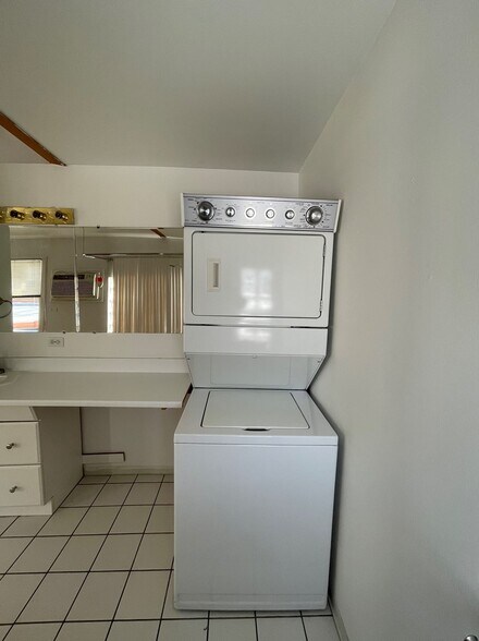 Building Photo - 2321 W Belmont Ave