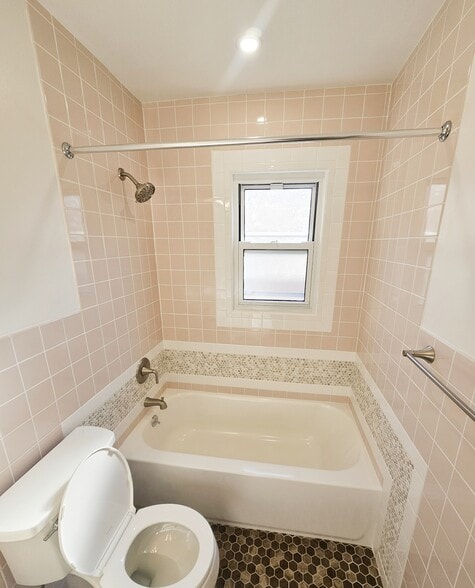 Newly renovated bathroom - 2050 Hazen St