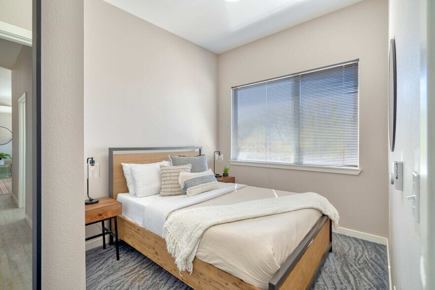 Building Photo - 1428 SE 19th Ave