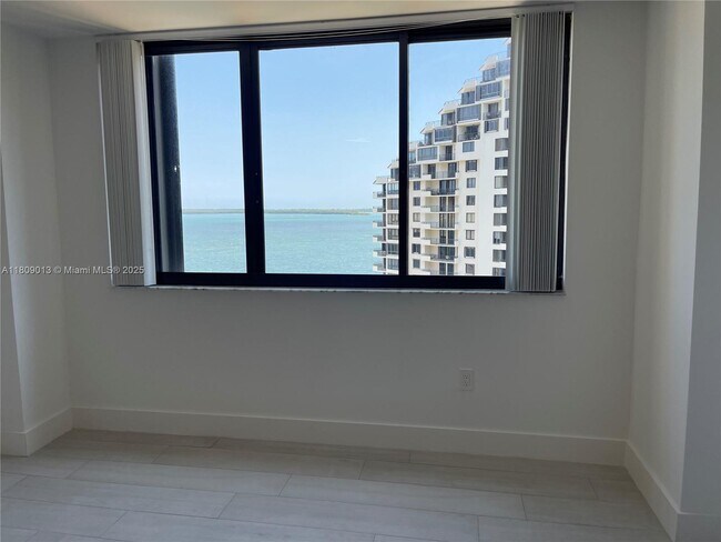 Building Photo - 540 Brickell Key Dr