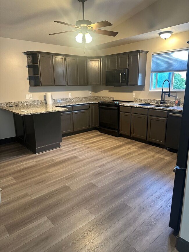 Building Photo - Beautiful Home For Rent!